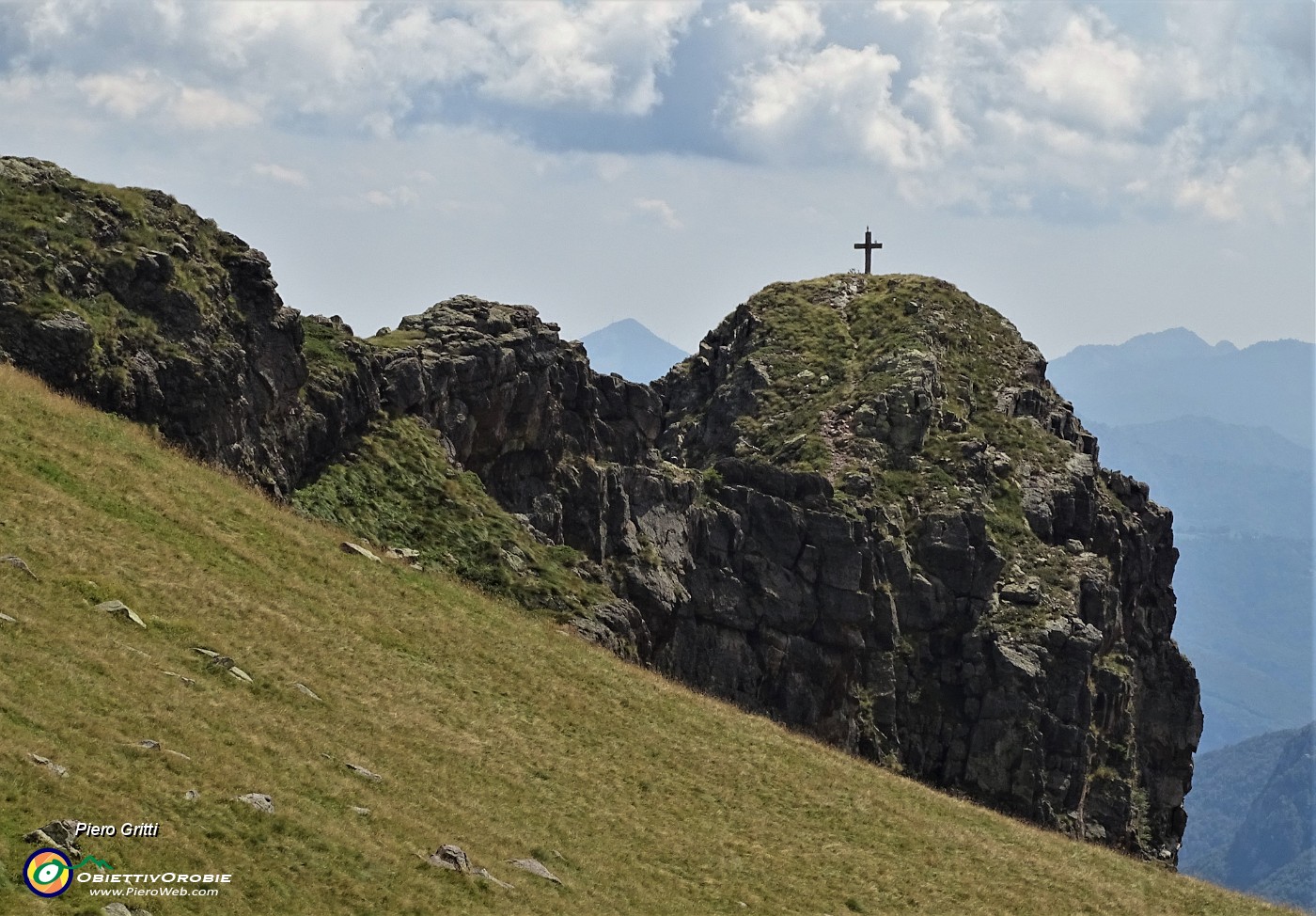 81 Zoom sul torrione roccioso con croce del Mincucco (1832 m).JPG